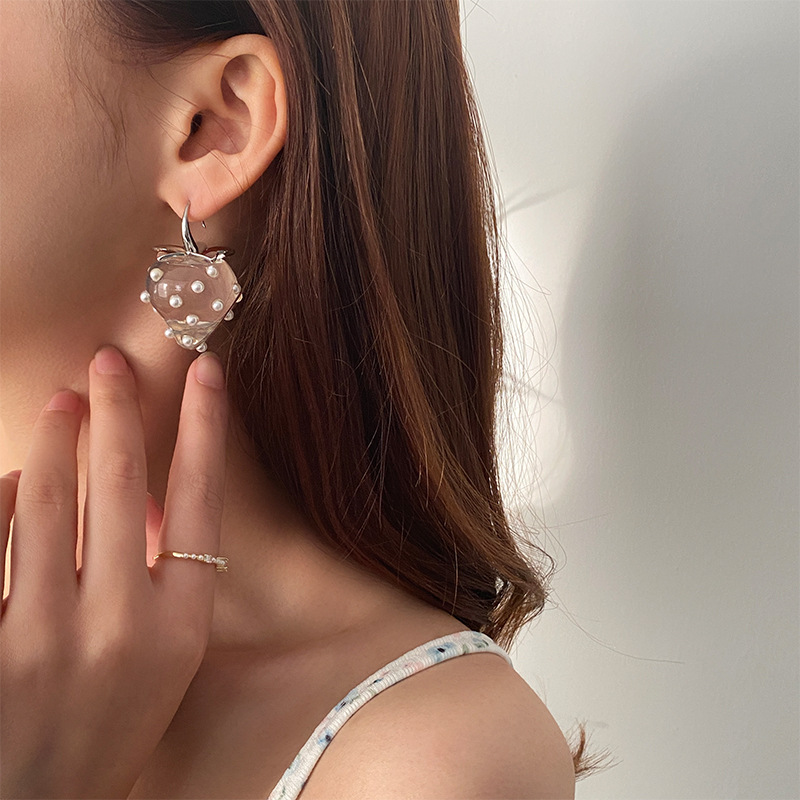 Korean Sweet Pearl Transparent Resin Strawberry Drop Earrings for Women Girls Cute Red Acrylic Fruit Earrings Summer Jewelry