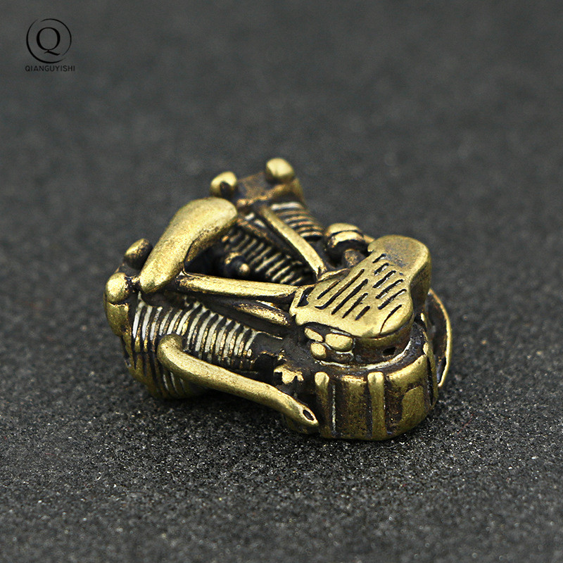 Retro Brass Motorcycle Engine Key Chain Pendants Handmade Creative Men Locomotive Engines Keychains Pendant Car Hanging Jewlery