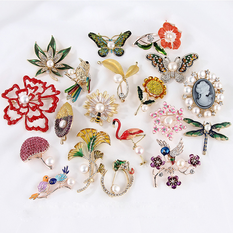 Brooch For Women Gifts Box Souvenir For Girl Friend Lapel Pin Crystal Rhinestone Insect Series Flower Butterfly Brooch Jewelry