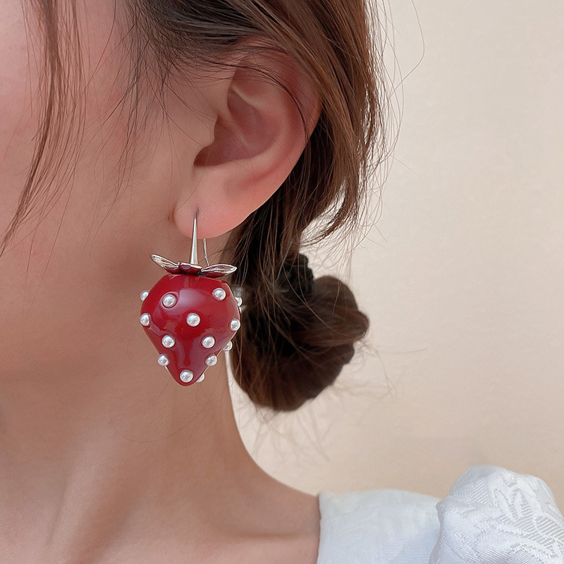 Korean Sweet Pearl Transparent Resin Strawberry Drop Earrings for Women Girls Cute Red Acrylic Fruit Earrings Summer Jewelry