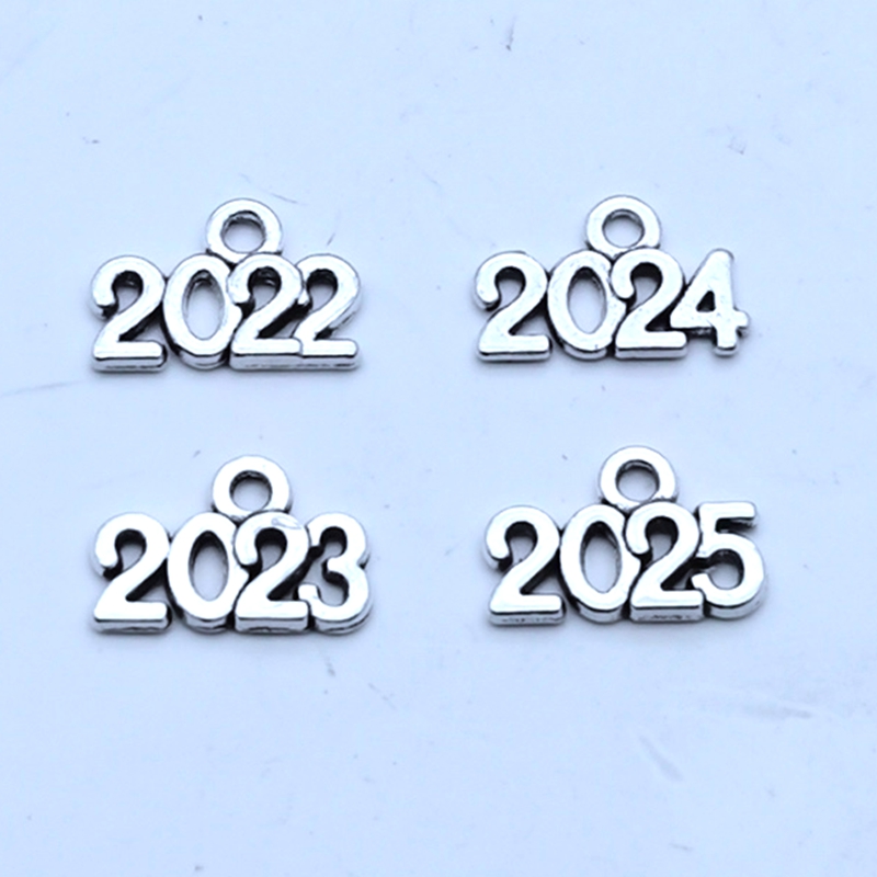 2022-2025 Creative Gift Car Big Bus Metal Keychain Traffic Light Pendant Men and Women Car Keychain Jewelry Gift