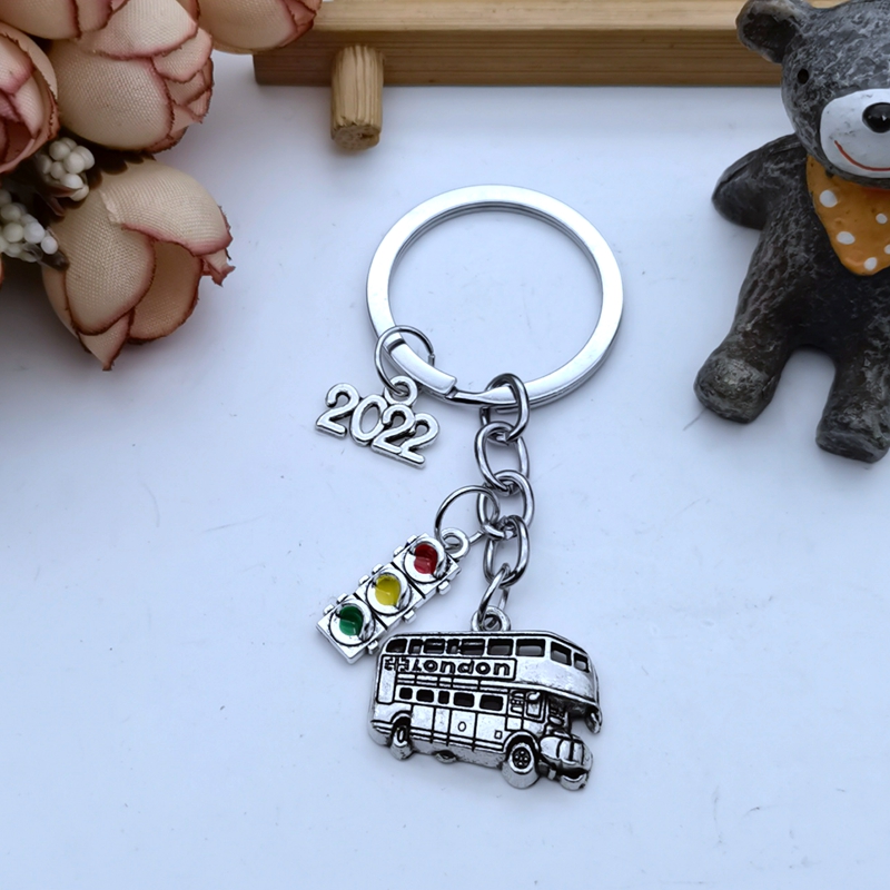 2022-2025 Creative Gift Car Big Bus Metal Keychain Traffic Light Pendant Men and Women Car Keychain Jewelry Gift