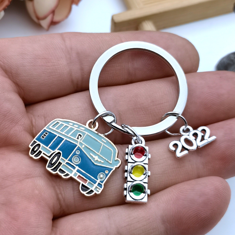 2022-2025 Creative Gift Car Big Bus Metal Keychain Traffic Light Pendant Men and Women Car Keychain Jewelry Gift