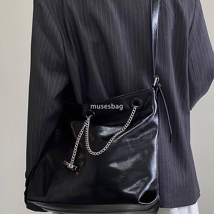 Brown black street trend large capacity crossbody shoulder bag for women niche high-end chain tote bag retro Maillard commuting bag student commuting 