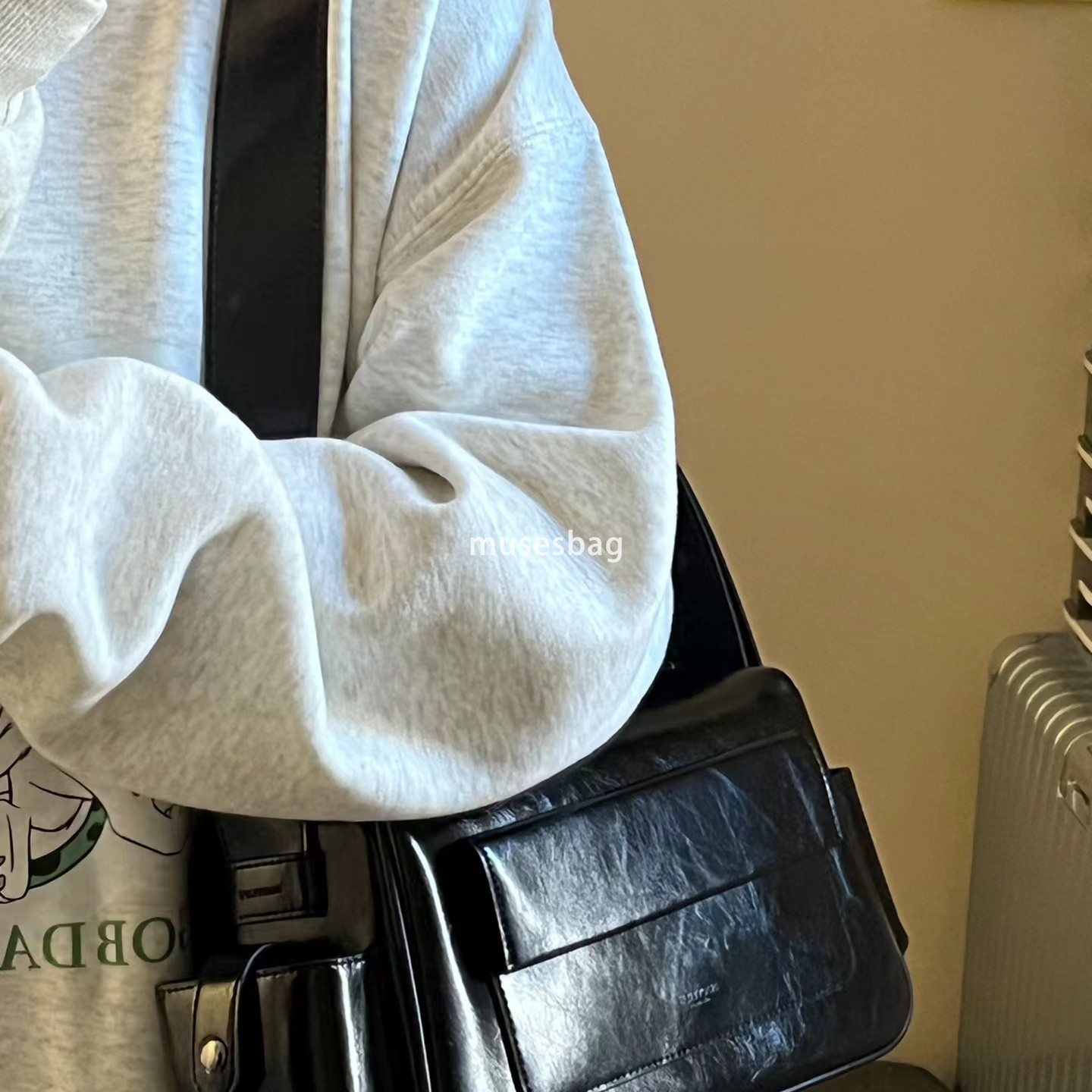 A niche design for college students a large capacity and versatile tote bag a new bag for women to work and commute with a textured one shoulder cross