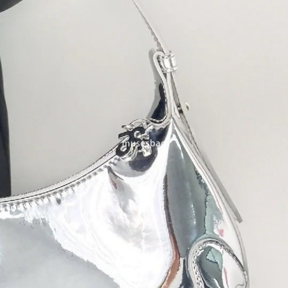 Street trend high-end texture niche design silver crescent bag new and unique spicy girl underarm bag love design fashionable and trendy shoulder bag