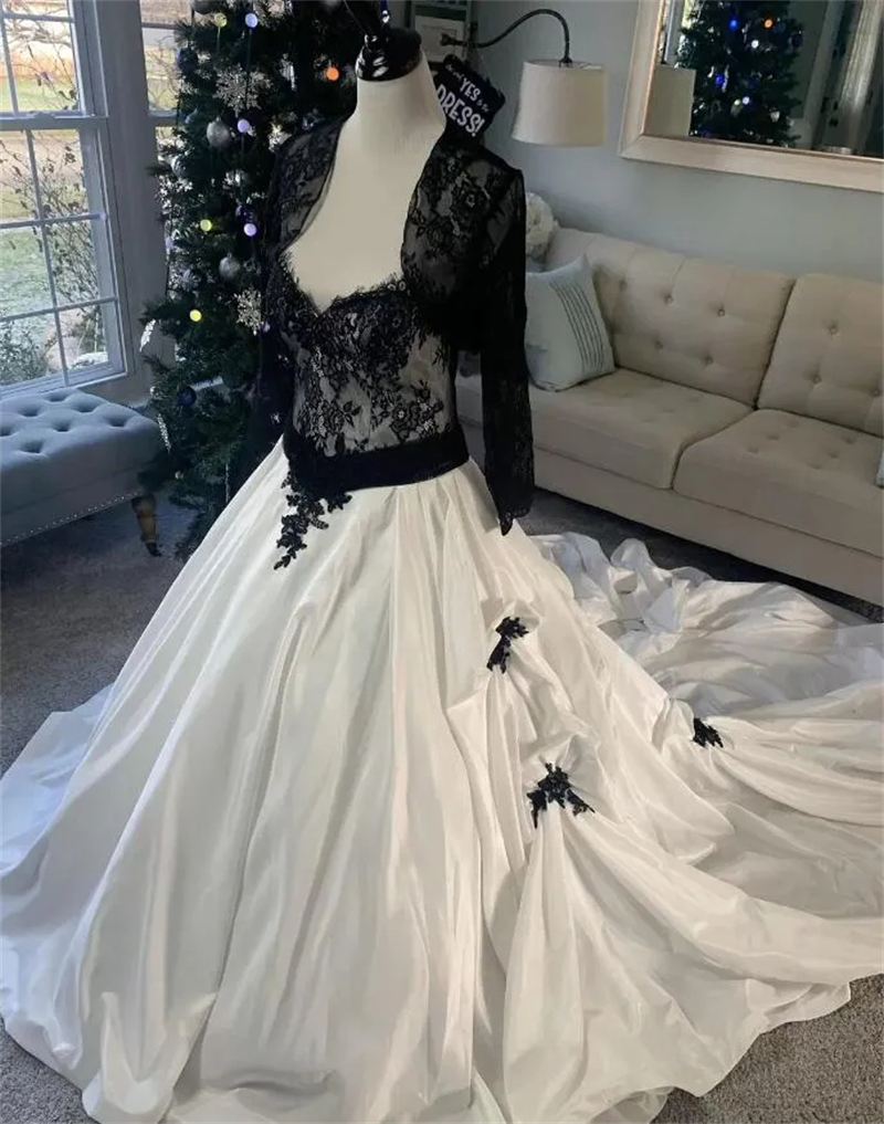 Gothic Black And White Wedding Dresses With Lace Jacket Lace Appliques Top Ruched Vintage Bridal Gowns Chapel Train Corset A-Line Vestido De Novia Lon