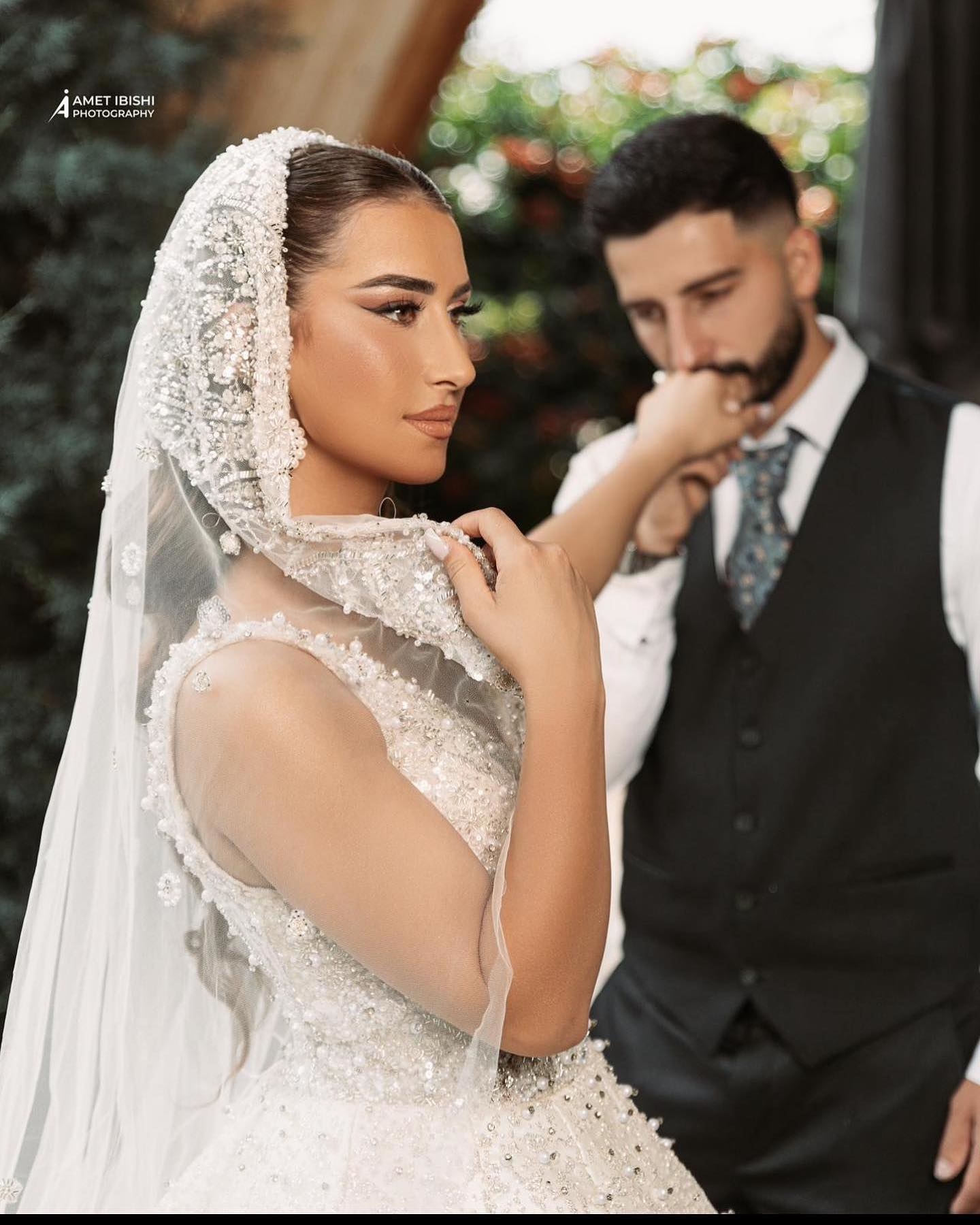 Elegant V-Neck Ball Gown Wedding Dress Sleeveless Beading Pearls Crystals Appliques Lace Bridal Gowns 2024