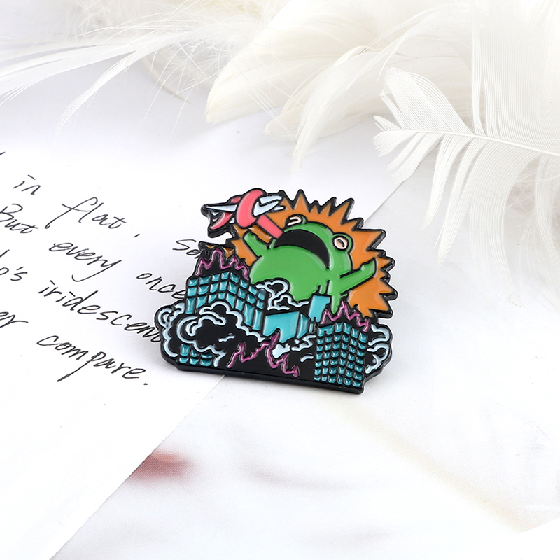 Horror Frog Brooch Novelty Creative Animals Enamel Pins Destroy City Denim Backpack Badge Art Lapel Pin Jewelry Gift for Friends
