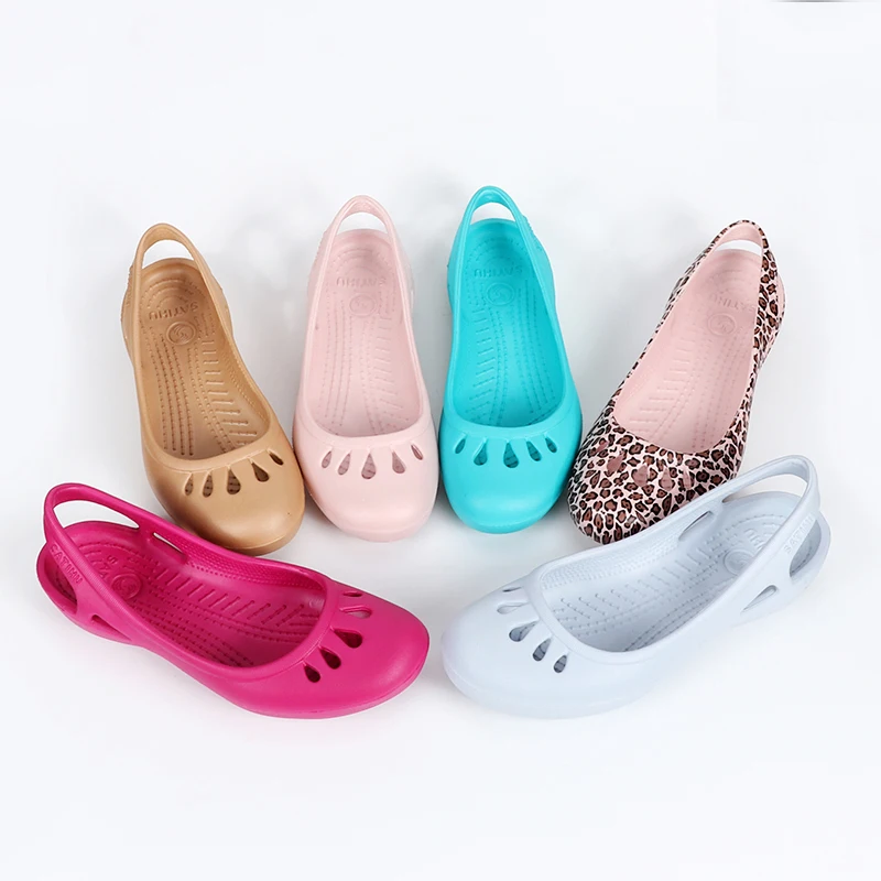 2023 New Home Non-slip Summer Hole Shoes Female Flat Sandals Plastic Jelly Sandals Female Large Size Girls Clogs EVA Shoes