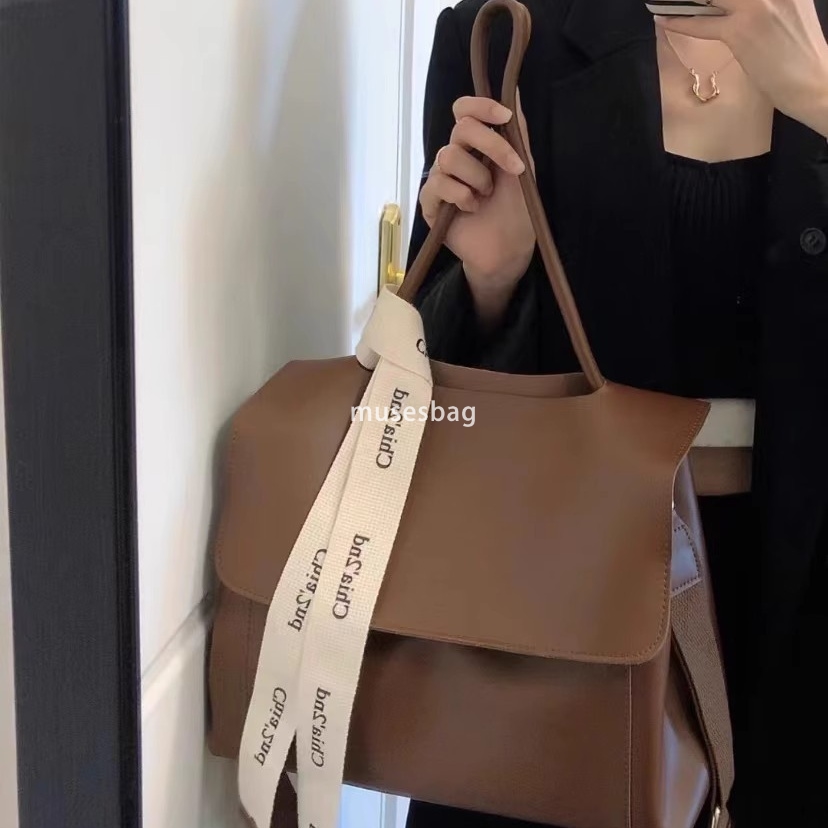 Korean version of high-capacity commuting bag for women high-end and versatile new trendy and fashionable one shoulder crossbody underarm square tote 