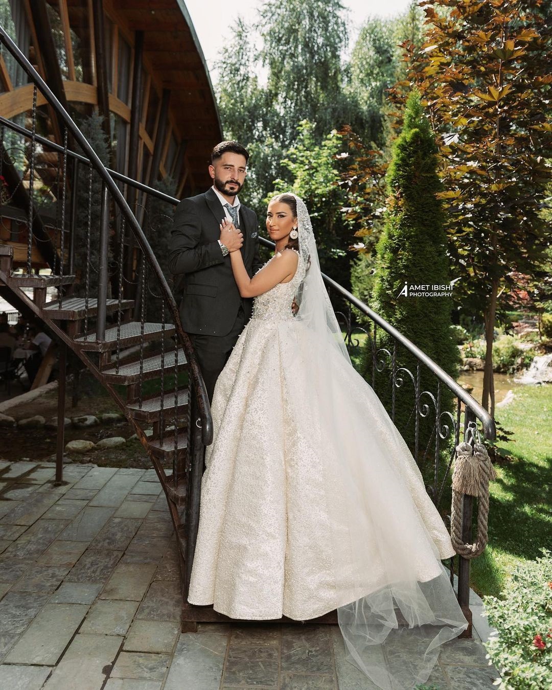 Elegant V-Neck Ball Gown Wedding Dress Sleeveless Beading Pearls Crystals Appliques Lace Bridal Gowns 2024