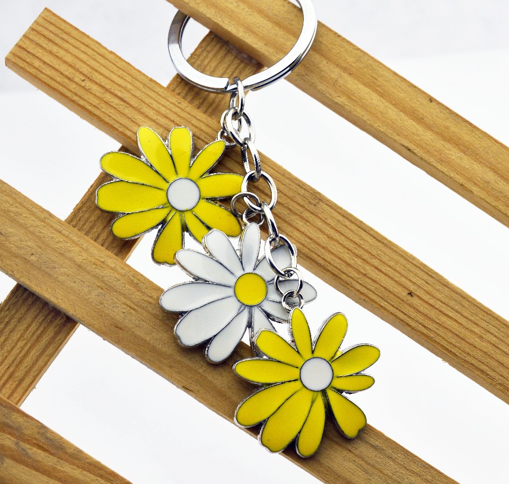 Keychain Cute Keychain Keys Little Daisy DIY Metal Keyring cut Jewelry Bag Zinc Alloy Car Key Ring bag charm Boyfriend Gift