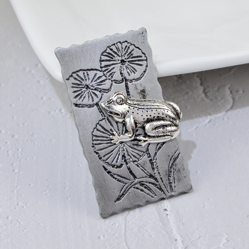 CINDY XIANG Creative Frog Lying On the Lotus Leaf Brooches For Women And Men Cute Animal Insect Geometric Pins Brooch Jewelry