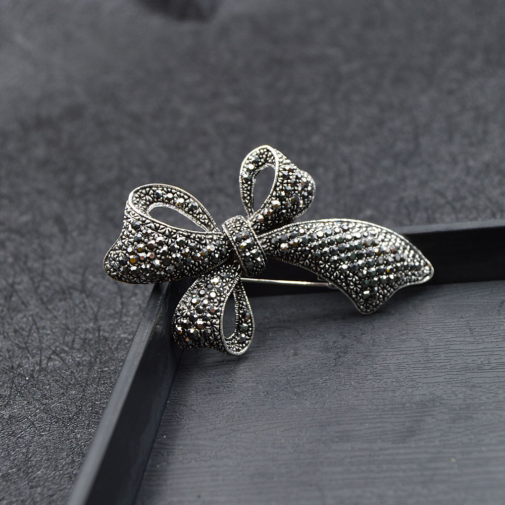 CINDY XIANG Cute Vintage Rhinestone Bow Brooches for Women Big Elegant Bowknot Pin Winter Style High Quality Broches Gift