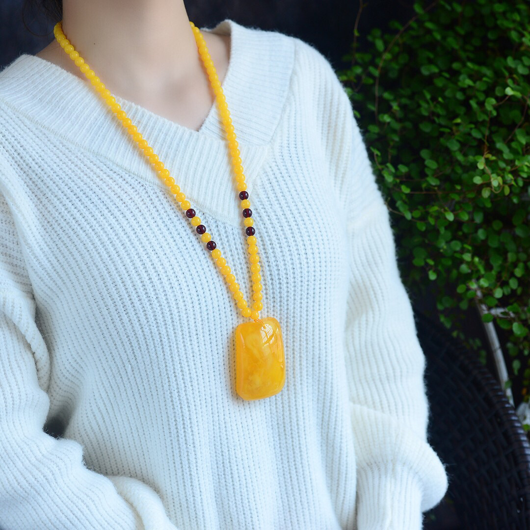 Natural Amber Beeswax Pendant Baltic Gold Twisted Honey Beeswax Safe Card Pendant Men's and Women's Buddha Bead Necklace