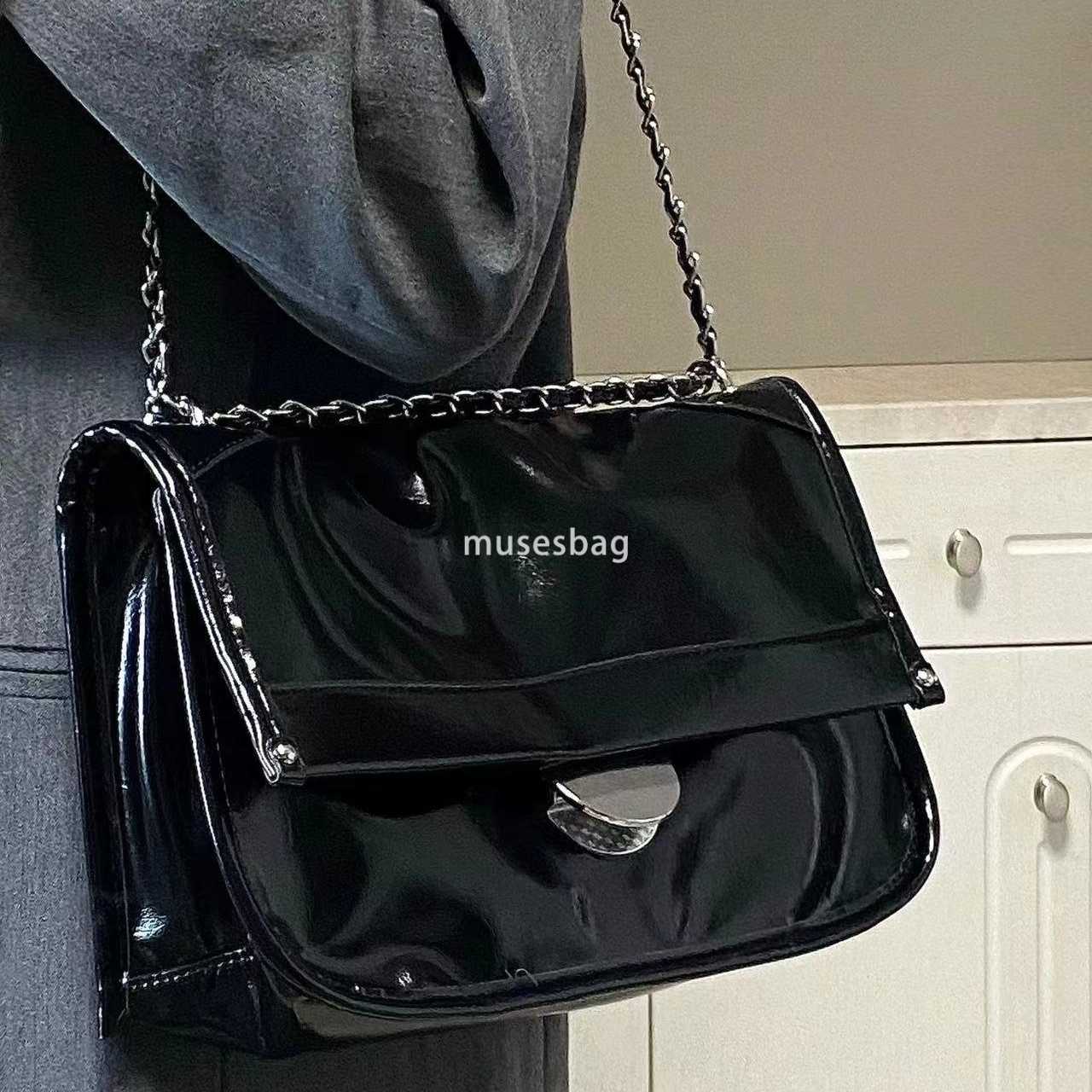 Niche design trend texture underarm bag for women's new shiny leather single shoulder bag chain bag versatile large capacity crossbody bag