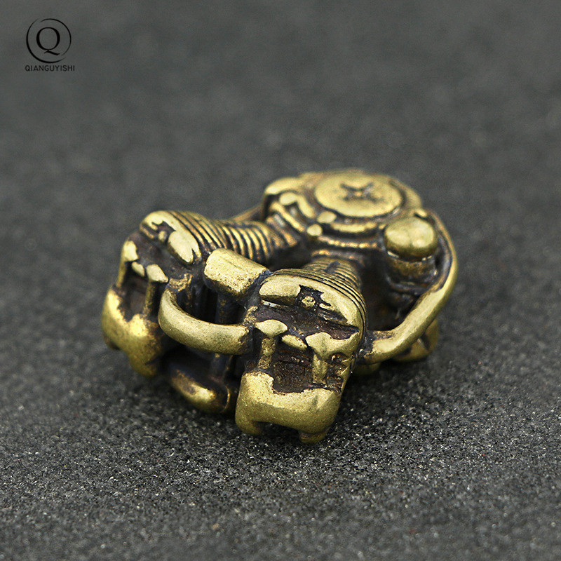 Retro Brass Motorcycle Engine Key Chain Pendants Handmade Creative Men Locomotive Engines Keychains Pendant Car Hanging Jewlery