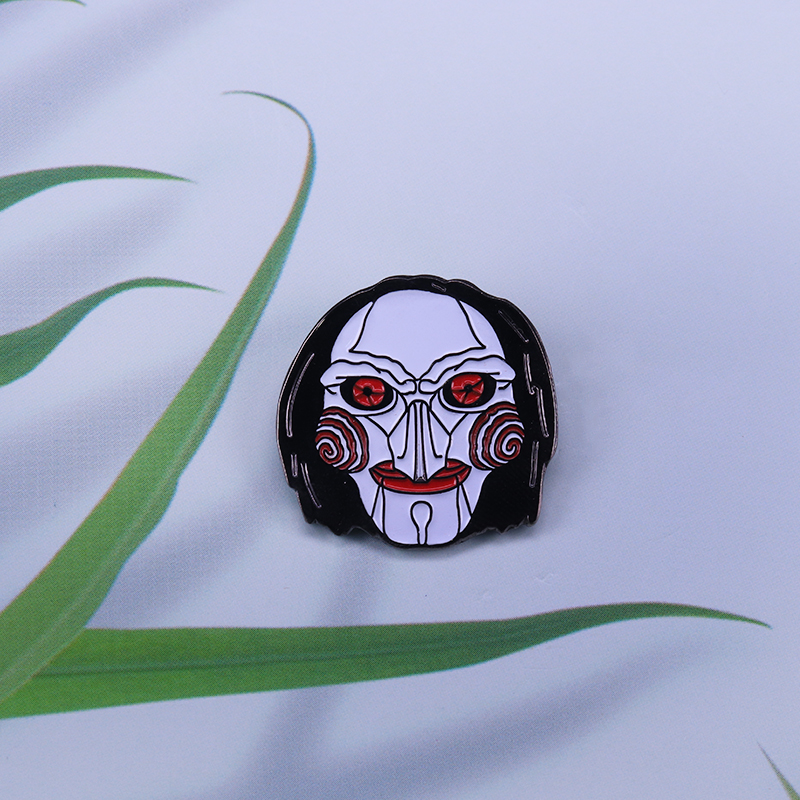 Jigsaw Billy Mechanical Puppet Badge Horror Saw Pin Clown Brooch Halloween Flair Addition