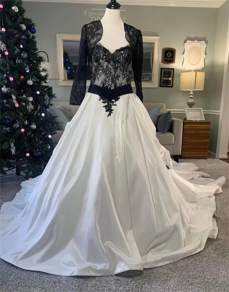 Gothic Black And White Wedding Dresses With Lace Jacket Lace Appliques Top Ruched Vintage Bridal Gowns Chapel Train Corset A-Line Vestido De Novia Lon