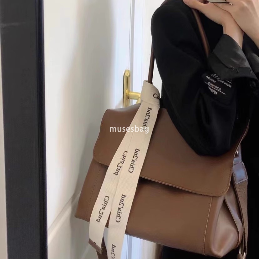 Korean version of high-capacity commuting bag for women high-end and versatile new trendy and fashionable one shoulder crossbody underarm square tote 