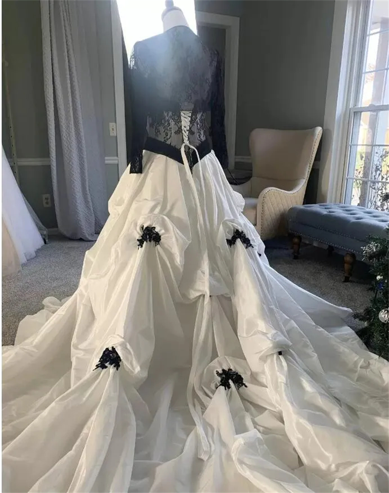 Gothic Black And White Wedding Dresses With Lace Jacket Lace Appliques Top Ruched Vintage Bridal Gowns Chapel Train Corset A-Line Vestido De Novia Lon