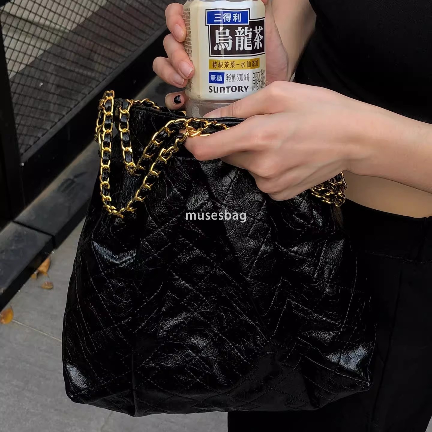 A niche design with black and gold chains a stylish diamond grid style a wandering bag a new textured bag for women and a trendy shoulder and underarm