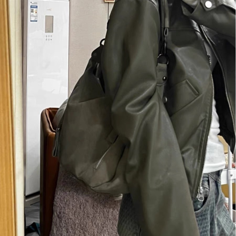 A niche design for autumn and winter new high-capacity bags for women's versatile retro frosted crossbody bags with a textured one shoulder commu