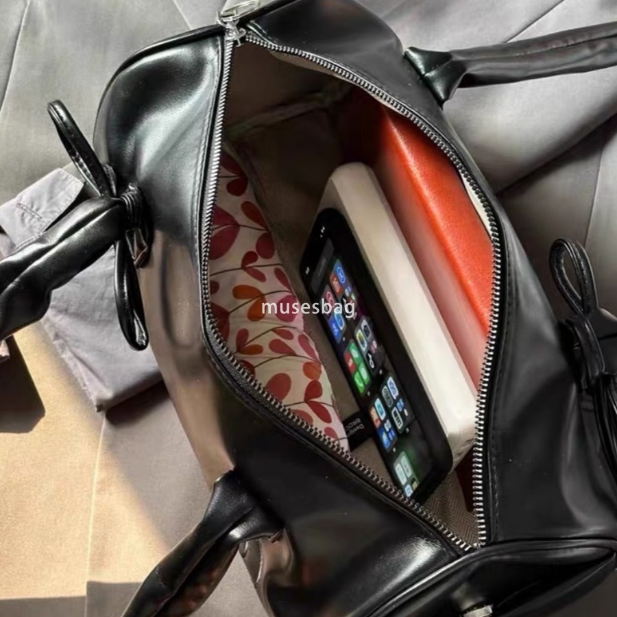 Large capacity niche design handbag for women's new spring/summer fashionable commuting underarm bag high-end texture versatile shoulder bag