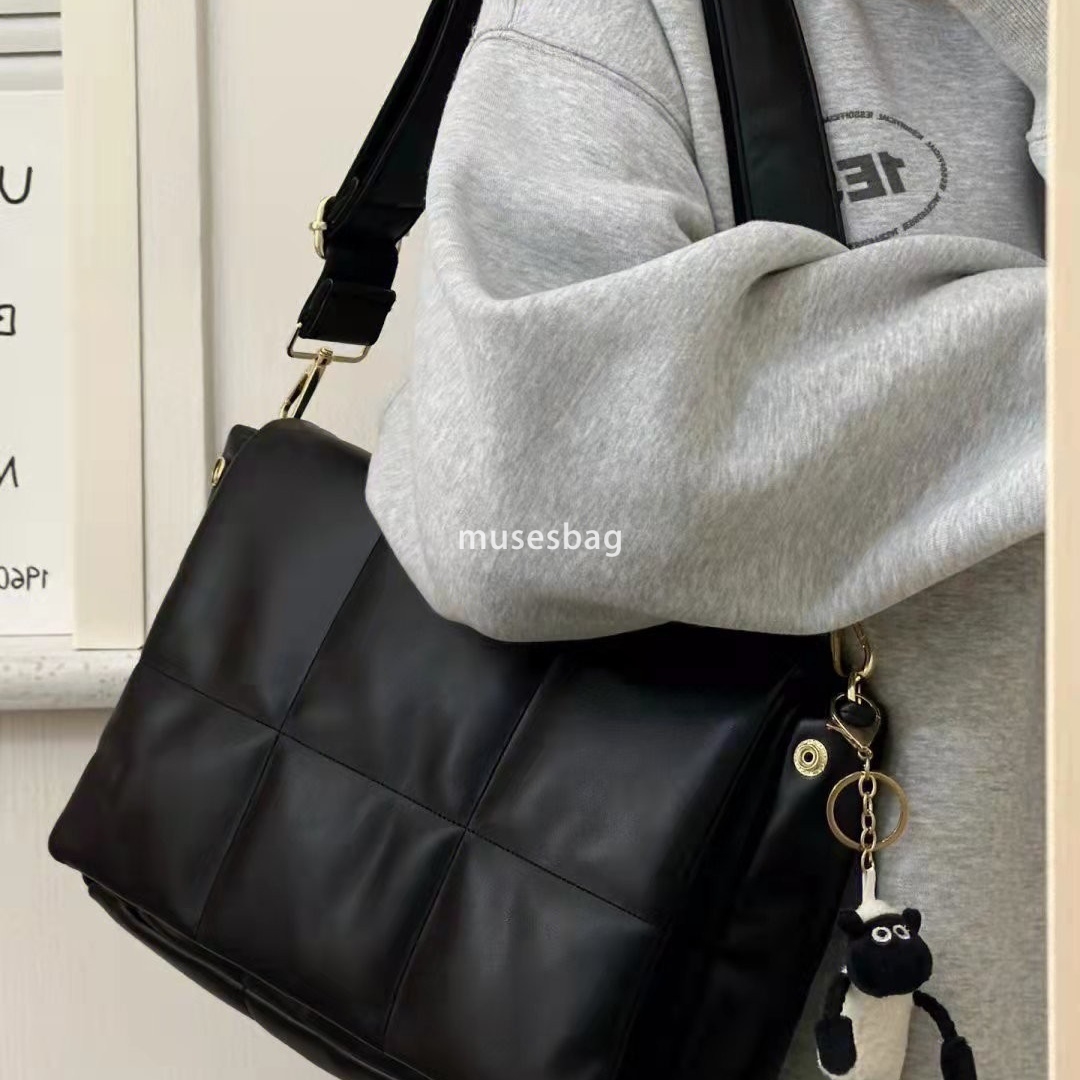 Small niche design, high-end down large capacity women's bag autumn and winter new texture casual and versatile diagonal cross bag
