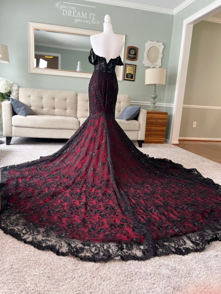 Black Lace Mermaid Gothic Wedding Dresses With Burgundy Cowl Back Chapel Train Straps Vintage Bridal Gowns 2024 Long Vestidos De Novia