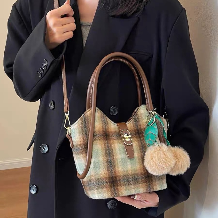 Cherry Blossom Garden Small Handheld Bag Autumn and Winter Woven Small Tote Bag High end Plaid Pattern Single Shoulder Cross Shoulder Vegetable Basket