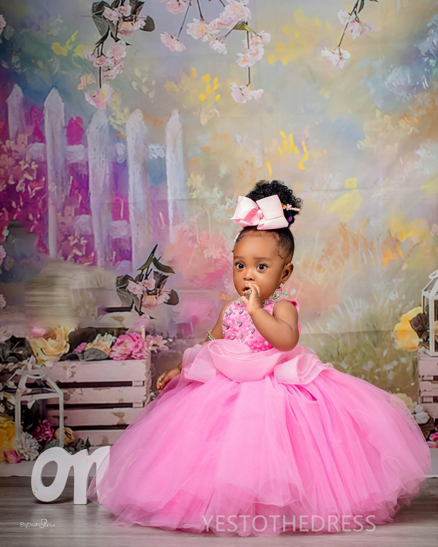 2024 Pink Little Girls Birthday Dress Flower Girl Dresses Communion Gowns Halter Beaded Rhinestones Crystals Tiered Tulle Floor Length Princess Marria