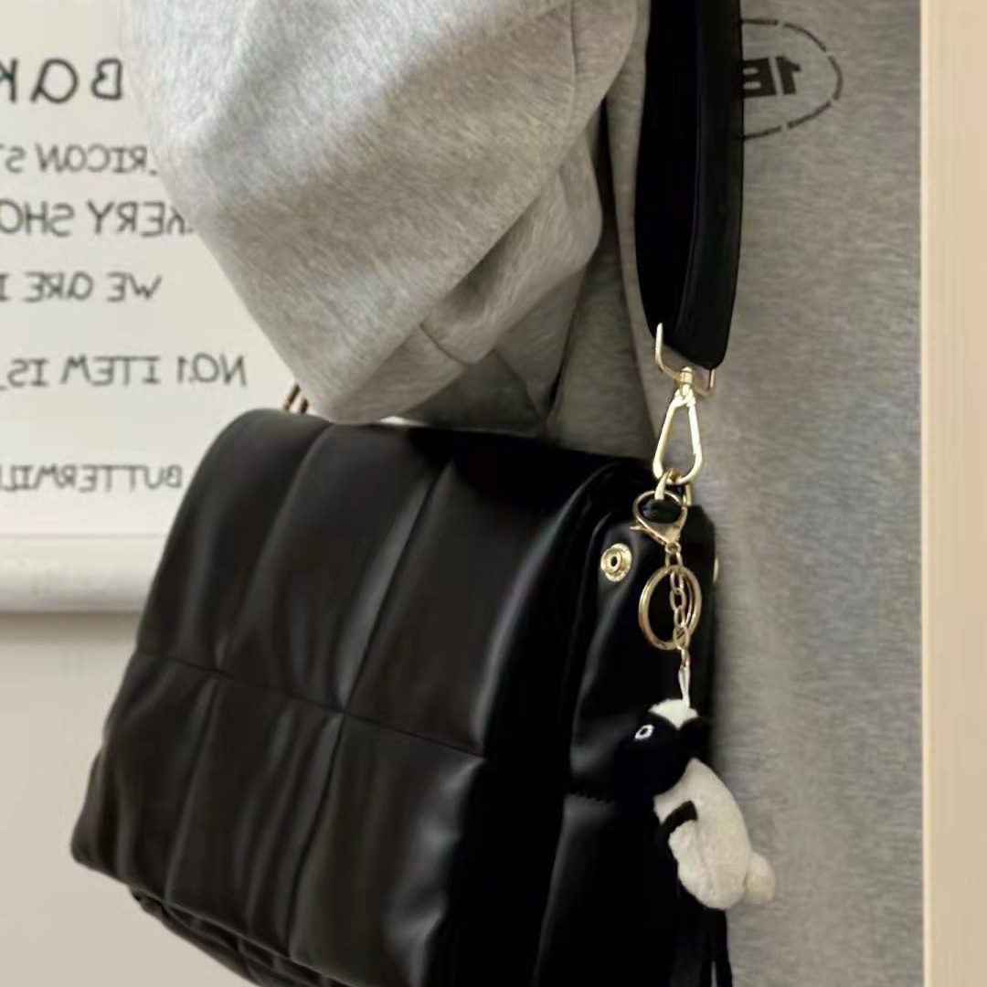 Small niche design, high-end down large capacity women's bag autumn and winter new texture casual and versatile diagonal cross bag