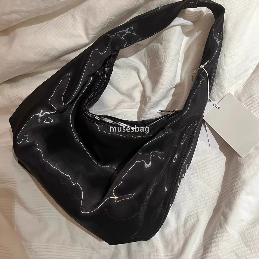 A niche design with a high-end paint finish nylon tote bag for women's new fashionable and versatile large capacity single shoulder carrying cros