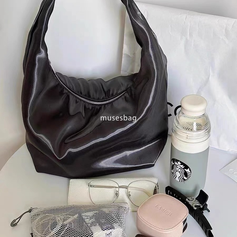 A niche design with a high-end paint finish nylon tote bag for women's new fashionable and versatile large capacity single shoulder carrying cros