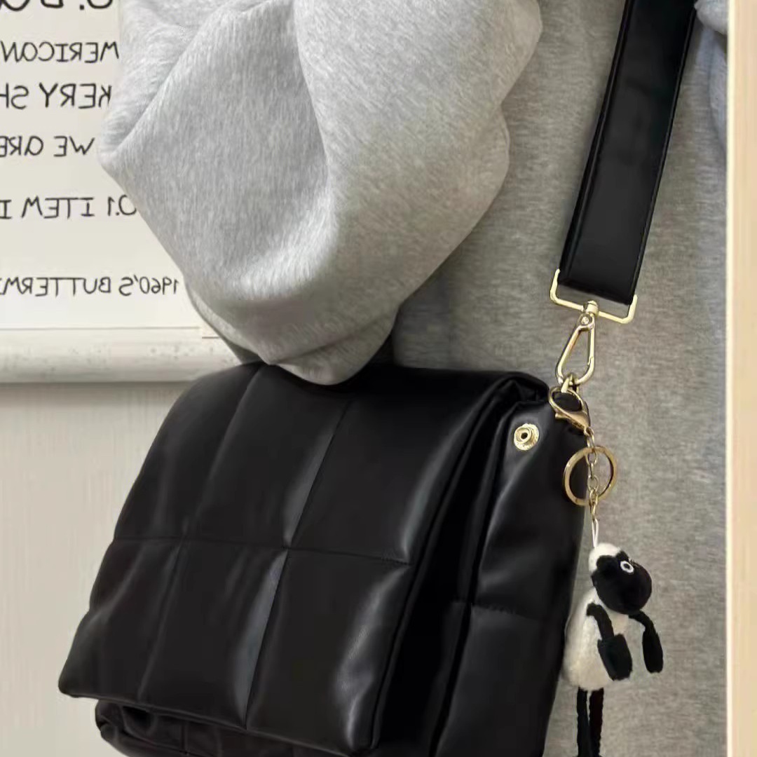 Small niche design, high-end down large capacity women's bag autumn and winter new texture casual and versatile diagonal cross bag