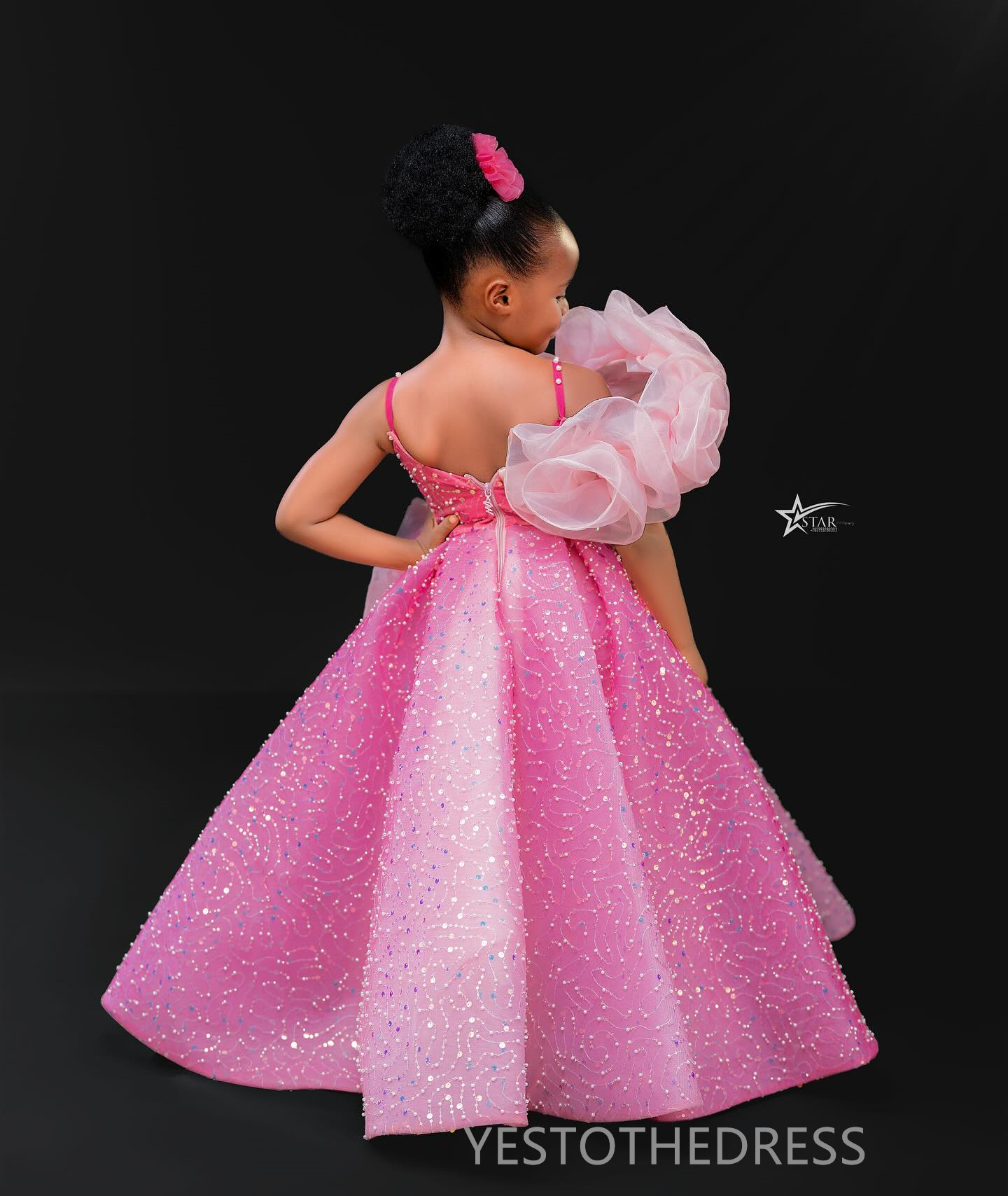 2024 Pink Little Girls Birthday Dress Flower Girl Dresses Communion Gowns Spaghetti Straps Sequined Lace Hand Made Flowers Pearl Tiered Marriage Dress