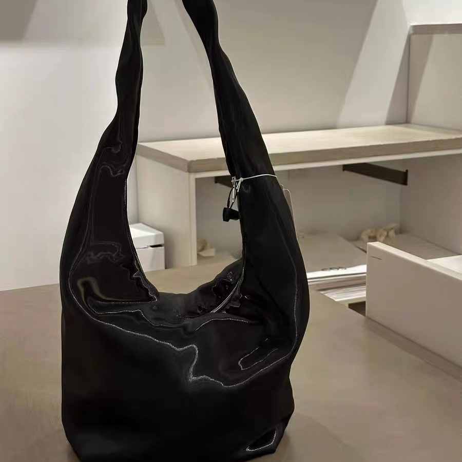 A niche design with a high-end paint finish nylon tote bag for women's new fashionable and versatile large capacity single shoulder carrying cros