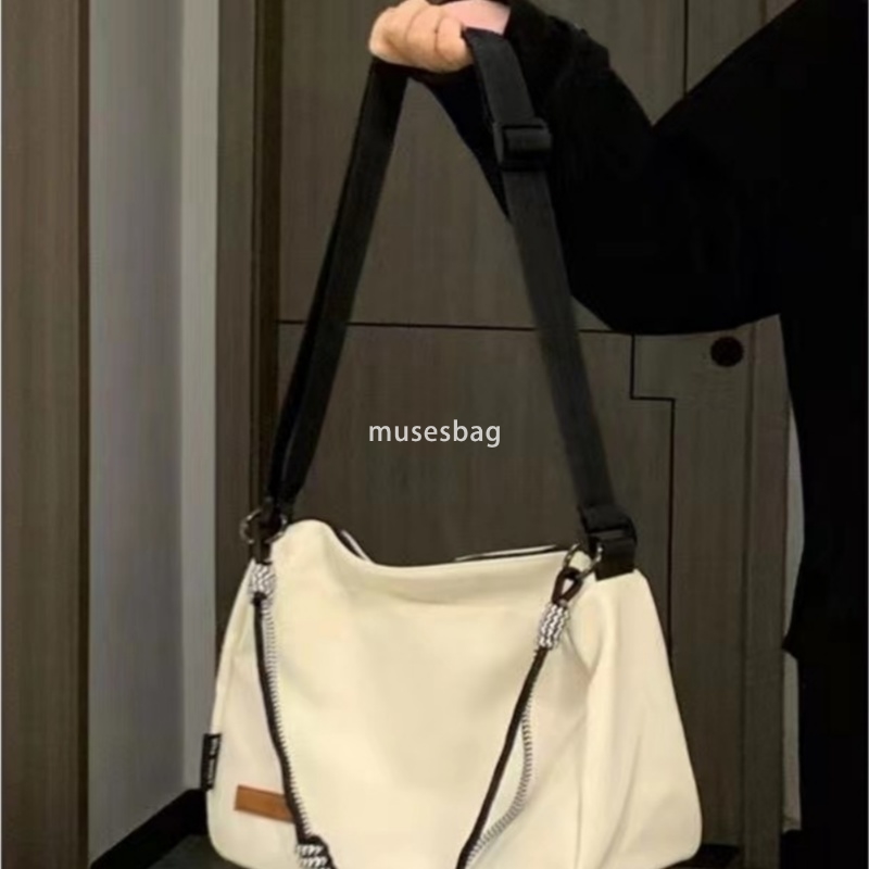 Niche Design Instagram Style Retro Trendy Street Shooting Minimalist Large Capacity Oblique Straddle Bag for Women's Leisure Design Neutral One S