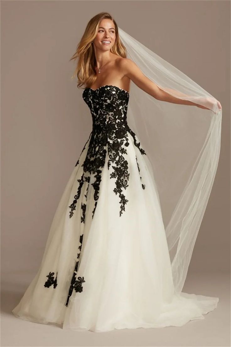 Black And Ivory A-Line Wedding Dresses Lace Applique Sweetheart Neck Sleeveless Long Tulle Bride Dress Sweep Train New Gothic Bridal Gowns