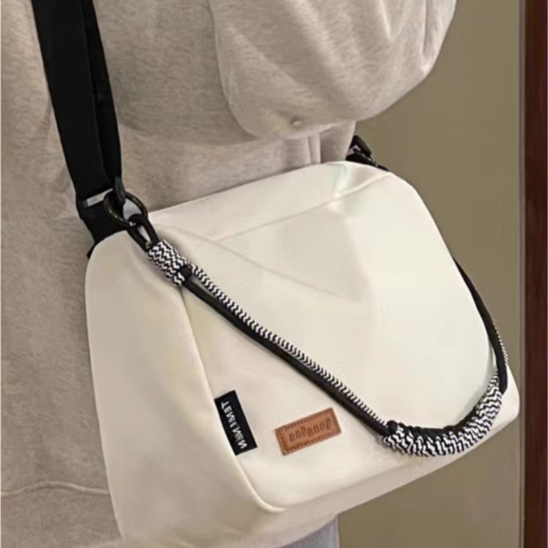 Niche Design Instagram Style Retro Trendy Street Shooting Minimalist Large Capacity Oblique Straddle Bag for Women's Leisure Design Neutral One S