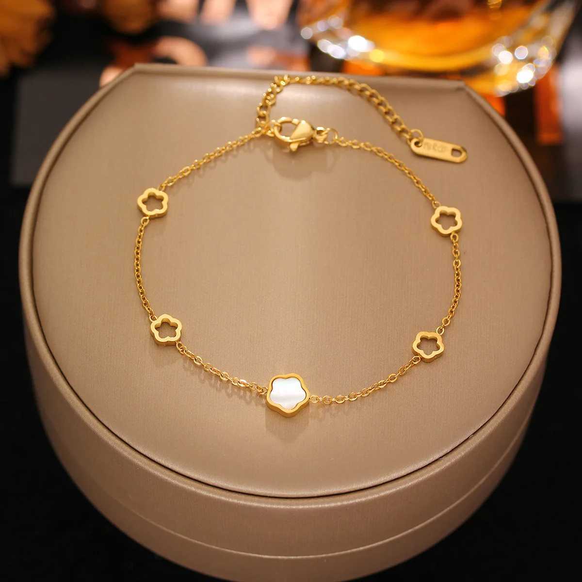 Bangle Plum Blossom Stainless Steel New Hot Selling Plant Five Leaf Flower Small Daisy Adjustable Bracelet Creative Womens Clover