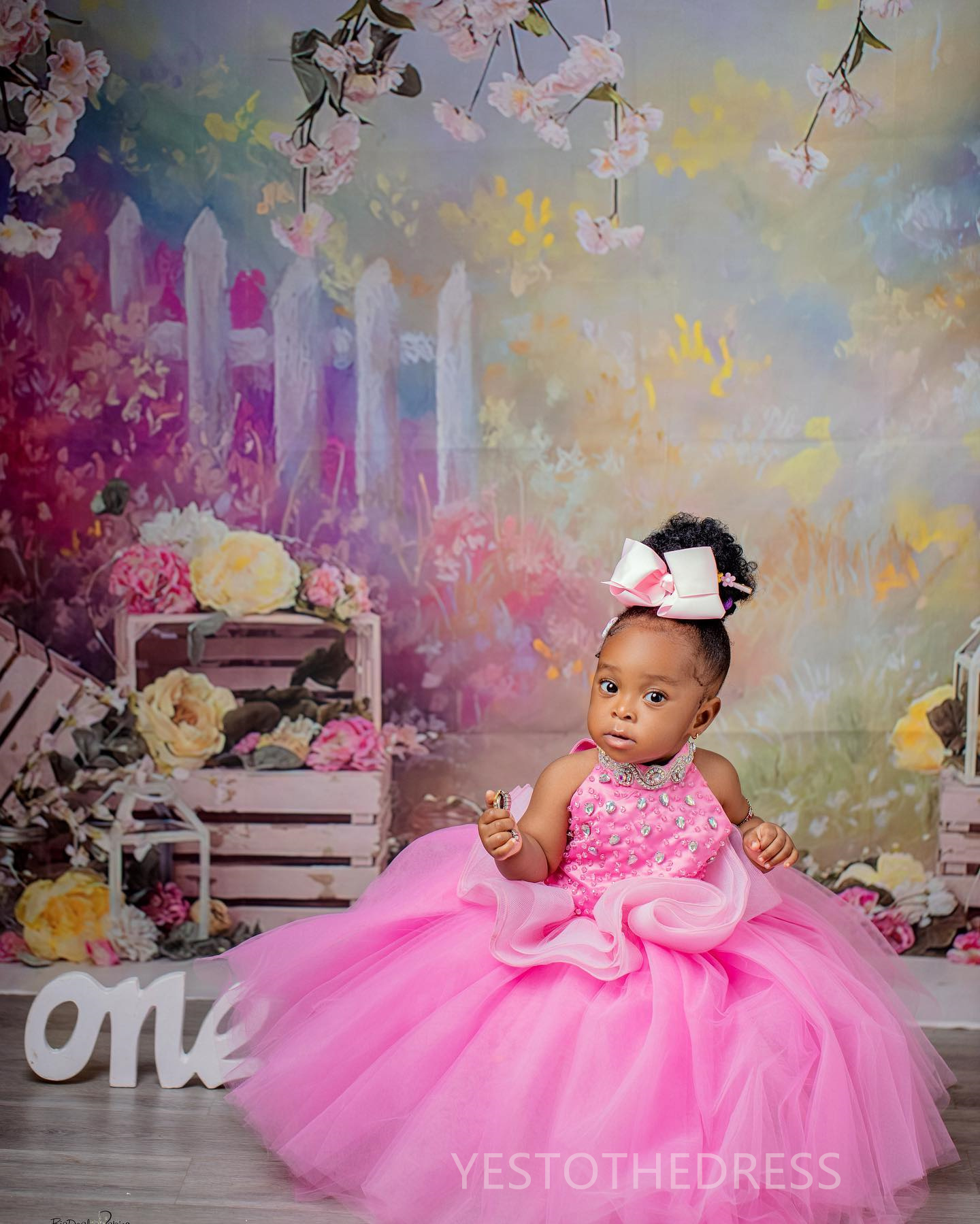 2024 Pink Little Girls Birthday Dress Flower Girl Dresses Communion Gowns Halter Beaded Rhinestones Crystals Tiered Tulle Floor Length Princess Marria