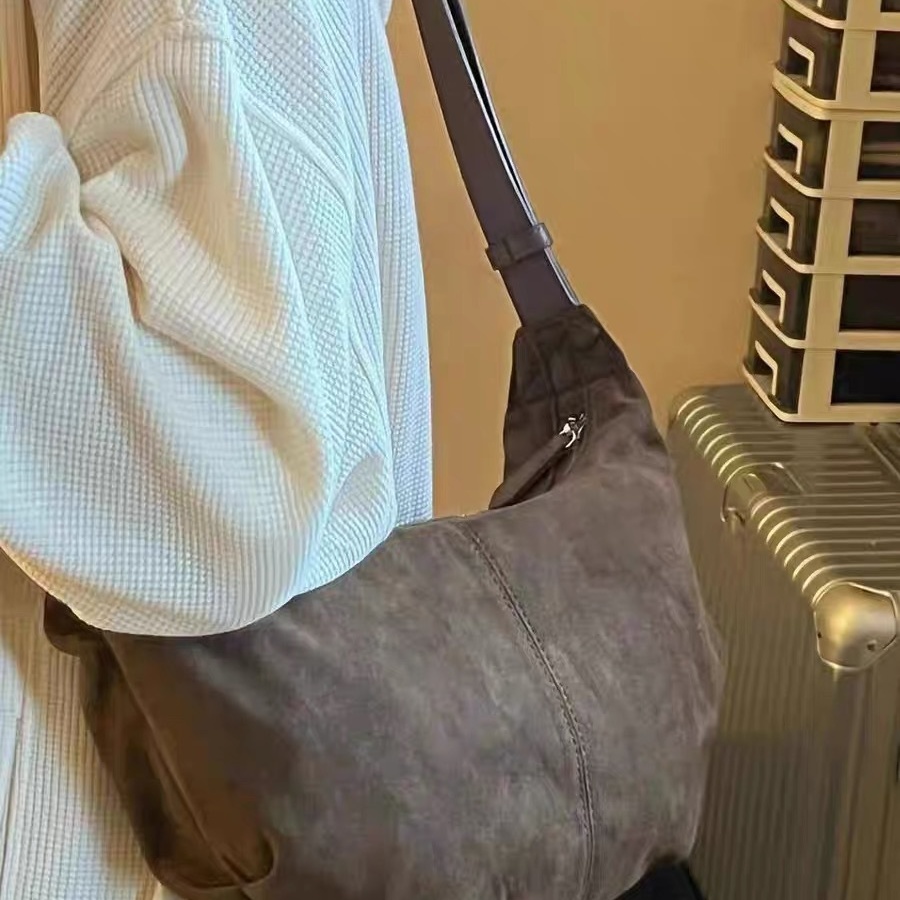 Large capacity retro dumpling bag for women's autumn and winter new contrasting frosted texture single shoulder bag pleated crossbody bag