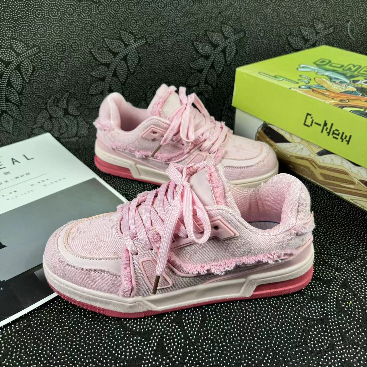 Men Women New Vintage Style Shoes Couple Shoes Athleisure Style Shoes Comfortable Fashionable Pink Free shipping