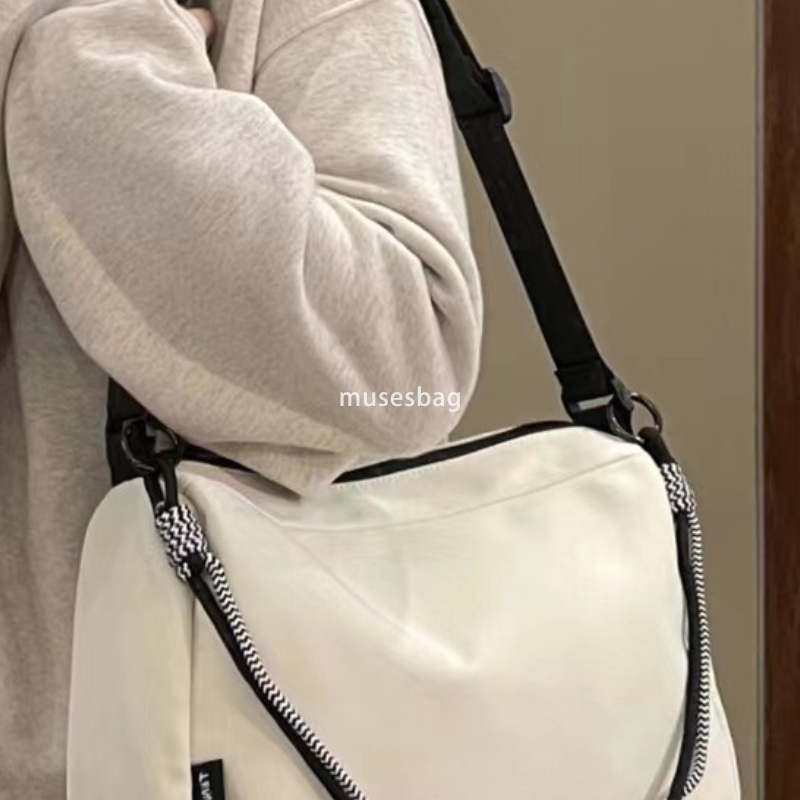 Niche Design Instagram Style Retro Trendy Street Shooting Minimalist Large Capacity Oblique Straddle Bag for Women's Leisure Design Neutral One S