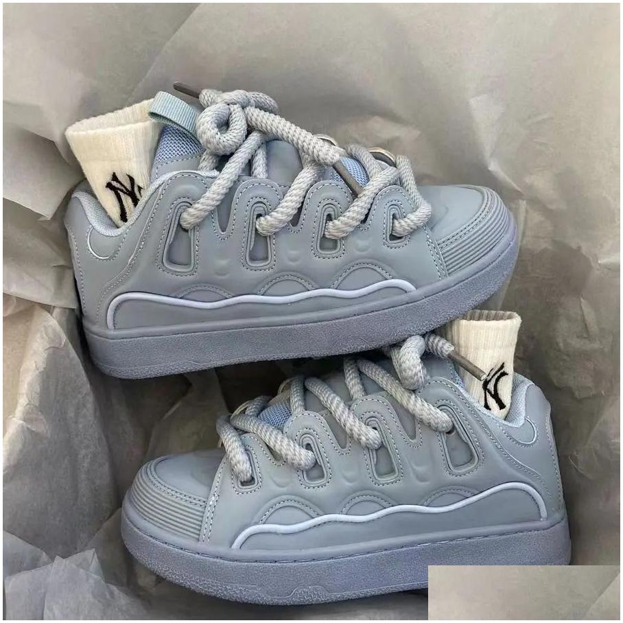 2025 New Model Casual Shoes Men Women Sneakers Plus Size 41 42 Womens Fashion Chunky Woman Thick Sole Retro Sport Bread 240607 Drop Delivery Accessor 