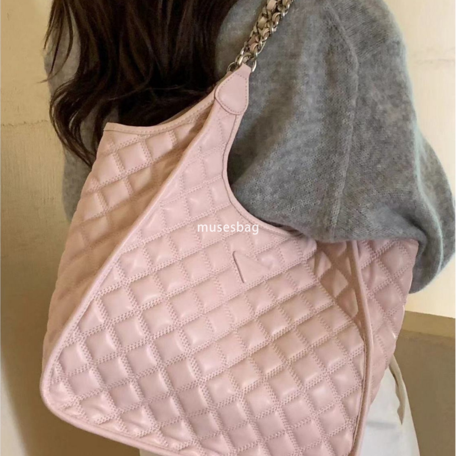 Street trend niche design new commuting diamond grid large capacity portable shoulder bag chain underarm bag fashionable and versatile tote bag for wo