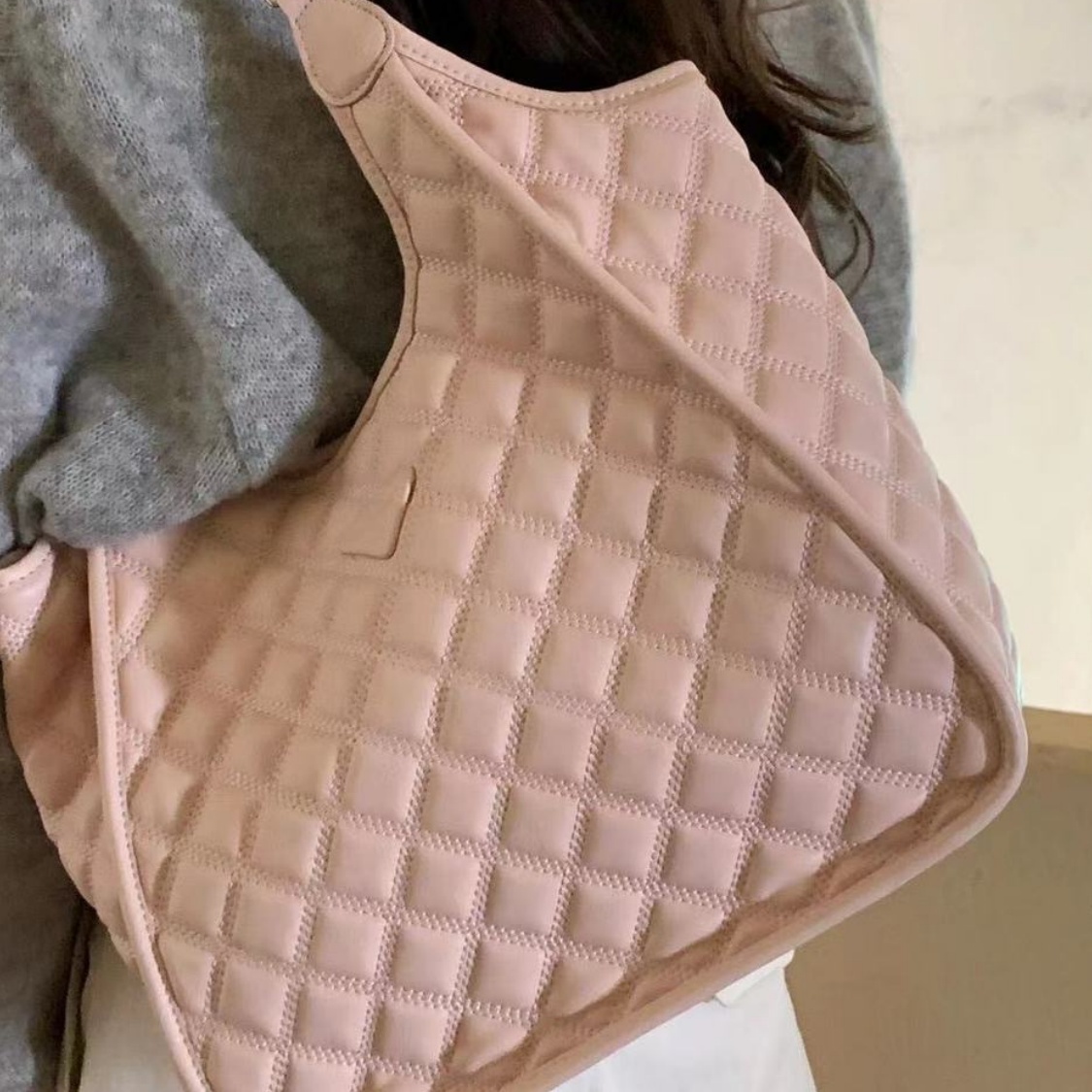 Street trend niche design new commuting diamond grid large capacity portable shoulder bag chain underarm bag fashionable and versatile tote bag for wo